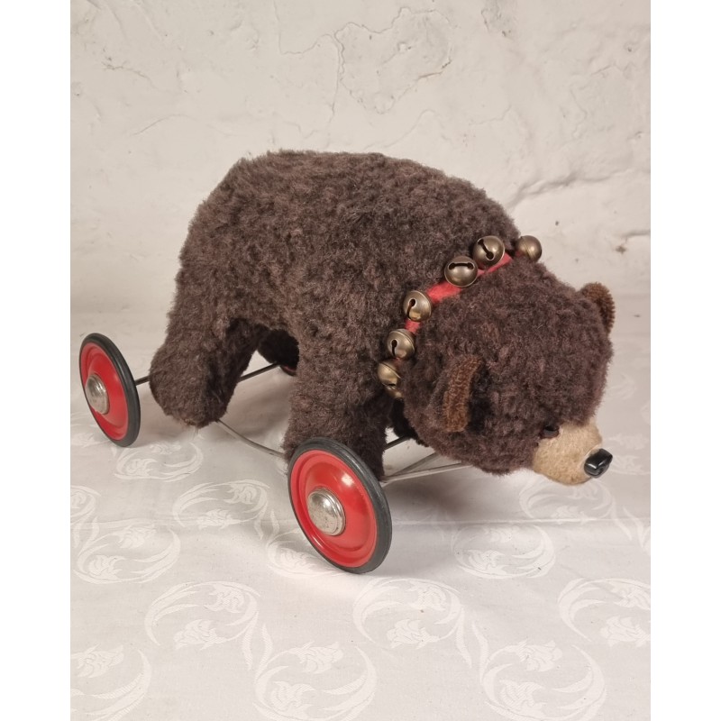 Old Steiff bear on wheel, size: 33 x 57 cm.