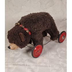 Old Steiff bear on wheel, size: 33 x 57 cm.