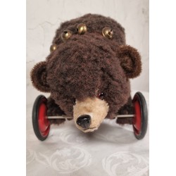 Old Steiff bear on wheel, size: 33 x 57 cm.