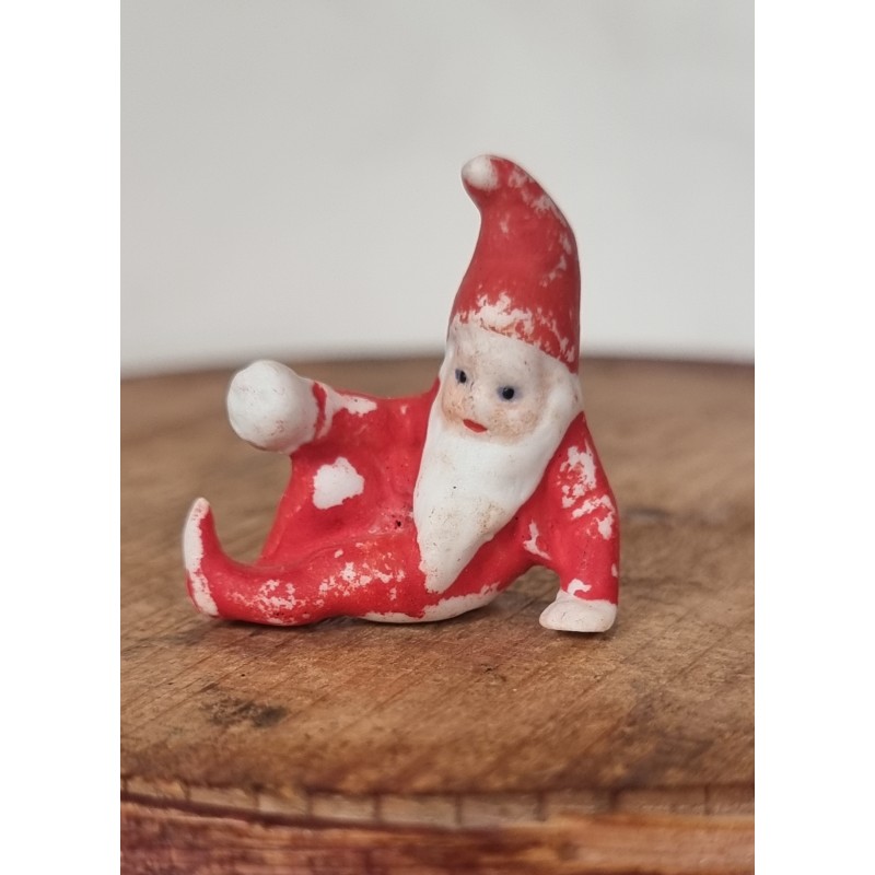 Antik bisquit nisse med snebold, h: 3,3 cm.