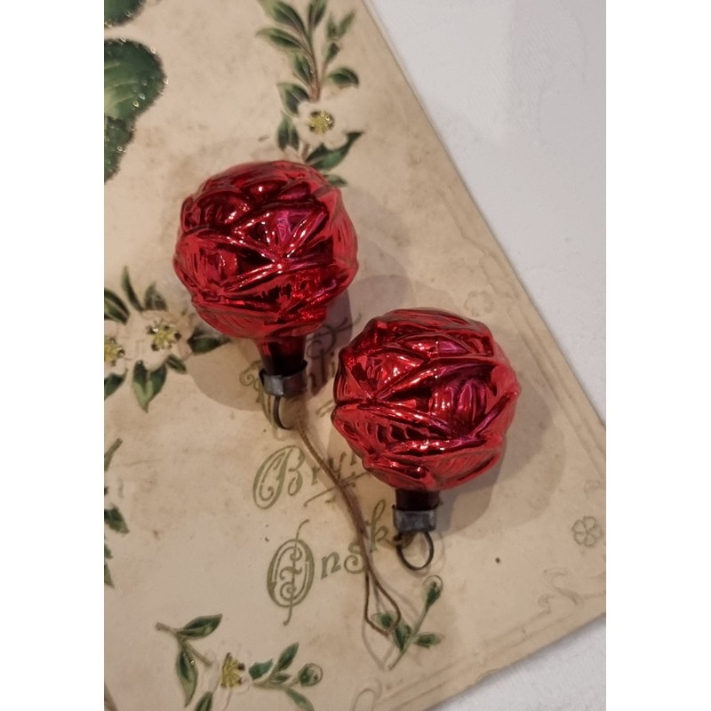 Gammelt glaspynt, 2 små røde blomster knopper, h: 3,5 cm. (2stk)