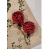 Gammelt glaspynt, 2 små røde blomster knopper, h: 3,5 cm. (2stk)