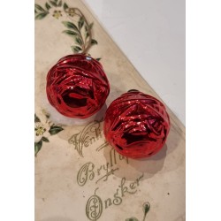 Gammelt glaspynt, 2 små røde blomster knopper, h: 3,5 cm. (2stk)