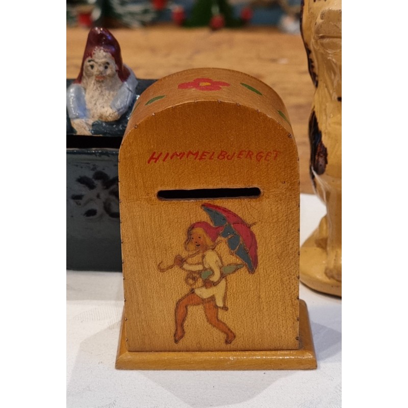 Gammel souvenir fra Himmelbjerget, Ole Lukøje, sparebøsse, h: 9,5 cm.