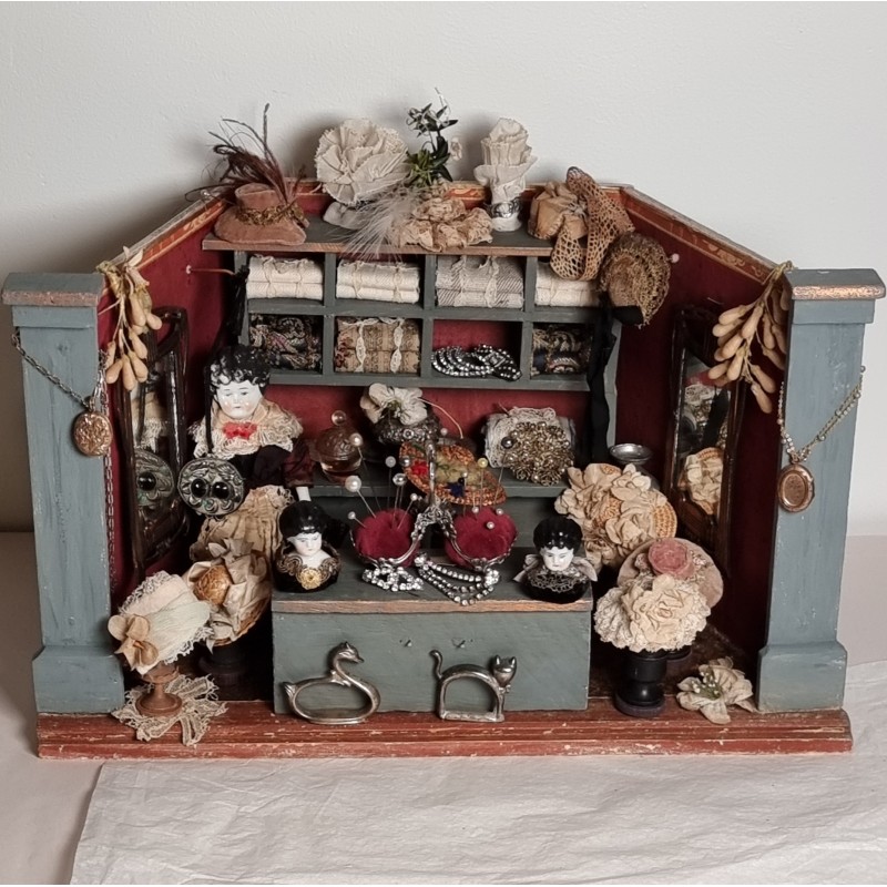 Gammel hattebutik, mål: 47x 27 x 25 cm.