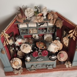 Gammel hattebutik, mål: 47x 27 x 25 cm.