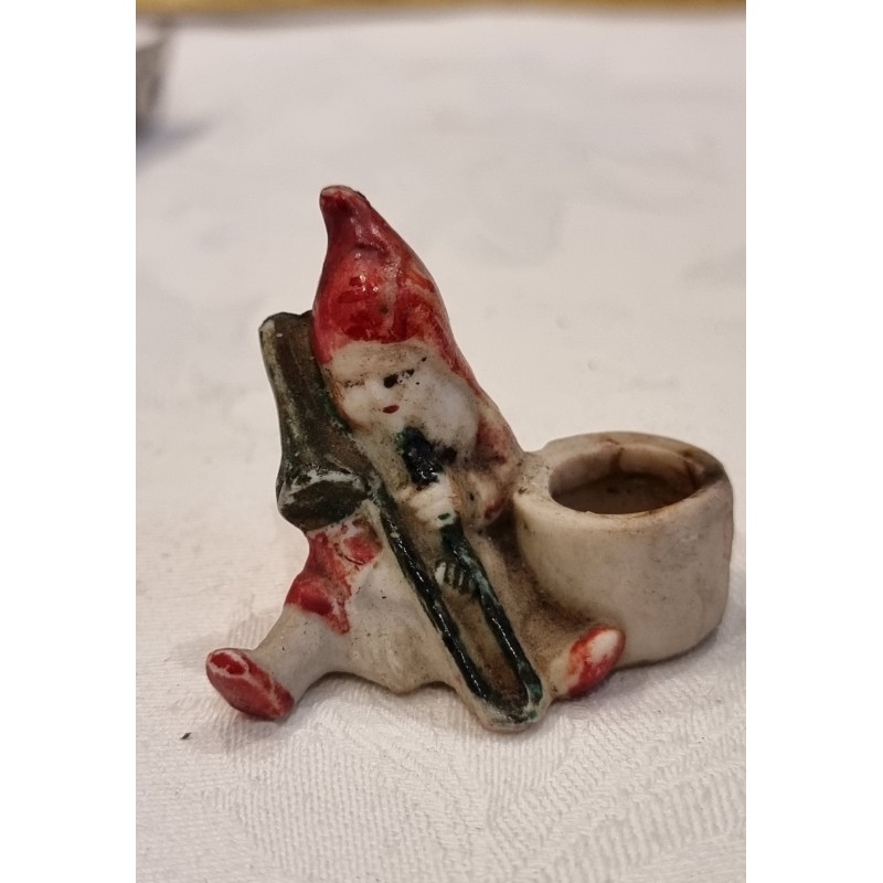 Antik bisquit nisse med trækbasun, h: 3,5 cm.