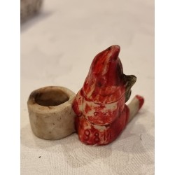 Antik bisquit nisse med trækbasun, h: 3,5 cm.