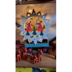 Gammelt juleophæng i træ med engle og lys, Ø: 29 cm.