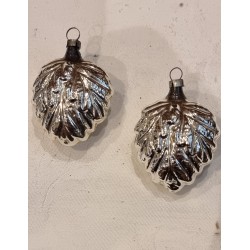 ANTIKT GLASPYNT, EGEBLADE MED AGERN, H: 6 cm. (BOGEKS).