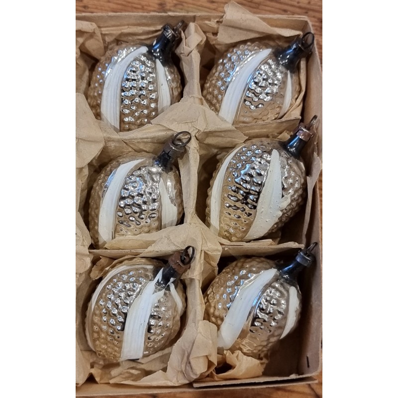 Box with antique glass ornaments, art nouveau, white/silver, h: 6 cm.