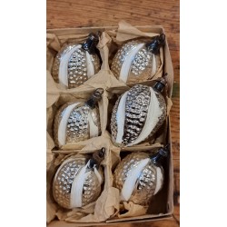 Box with antique glass ornaments, art nouveau, white/silver, h: 6 cm.