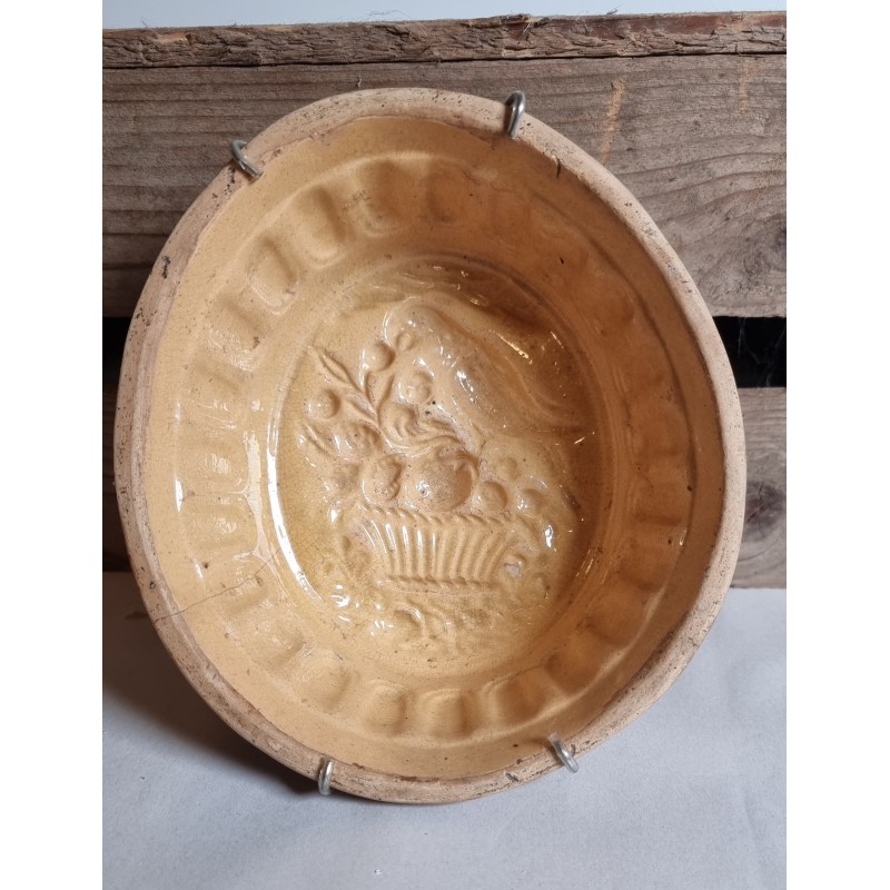 Antique pottery, pudding form, bird, size: 18 x 9 cm.