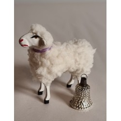 Får med lyslilla halsbånd,...