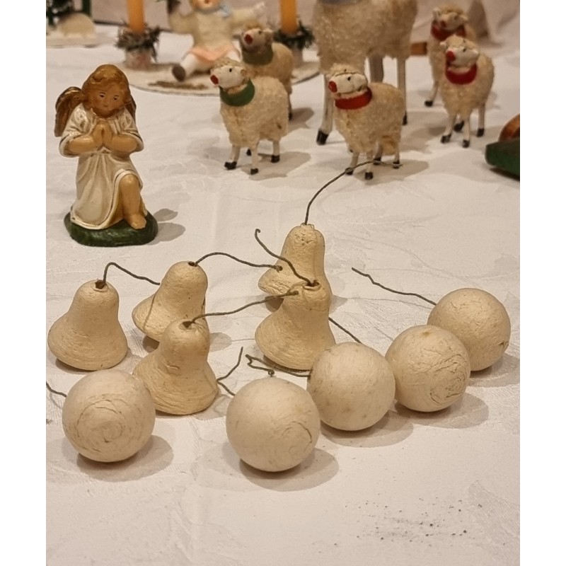 10 old cotton ornaments, h: 2,5 cm.