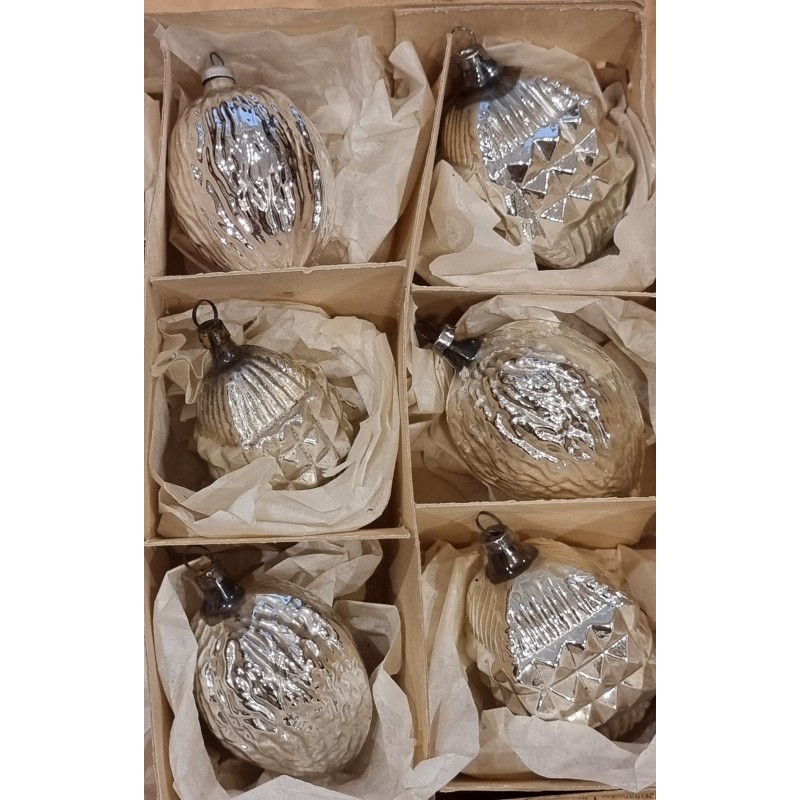 Box of antique glass ornaments, 3 Harlekin - and silver walnuts, h: 5 - 7,5 cm.