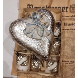 Antique ornament, heart shaped candycontainer in foil and with a ribbon, h: 13 cm.