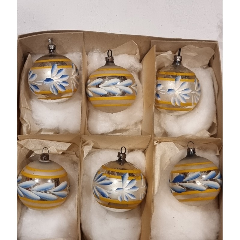 Box with old glass ornaments with motive, h: 5 cm.