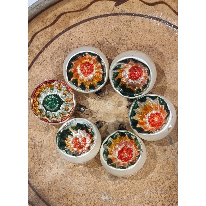 Kasse med gammelt glaspynt, reflektor, farvede, h: 5 cm.