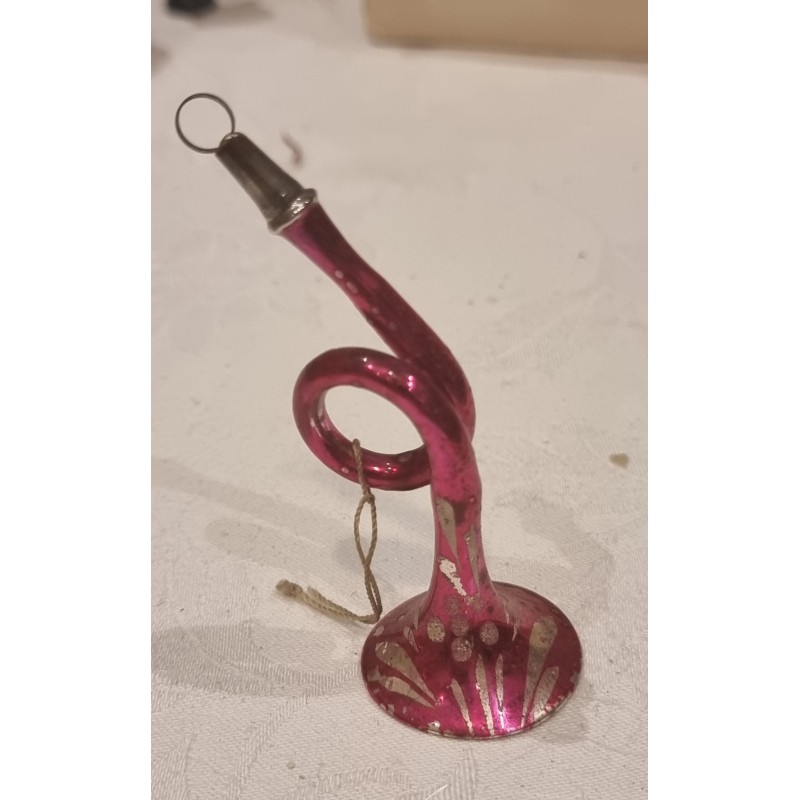 Gammelt glaspynt, mindre trompet med mønster, pink, h: 8 cm.