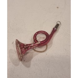 Gammelt glaspynt, mindre trompet med mønster, pink, h: 8 cm.
