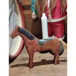 GAMMEL FÆNGSELSHEST MED LYSHOLDER OG LYS, H: 20 CM.