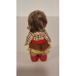 Gammel Mecki figur med ruskindsnederdel, h: 13 cm.