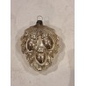 ANTIKT GLASPYNT, EGEBLAD MED AGERN, H: 6,5 CM. (BOGEKS.)