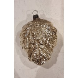 ANTIKT GLASPYNT, EGEBLAD MED AGERN, H: 6,5 CM. (BOGEKS.)