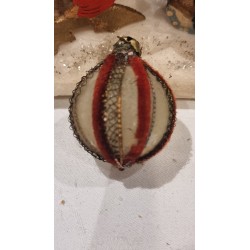 Antikt glaspynt med gelatine, tråd og chenille, h: 4,5 cm.