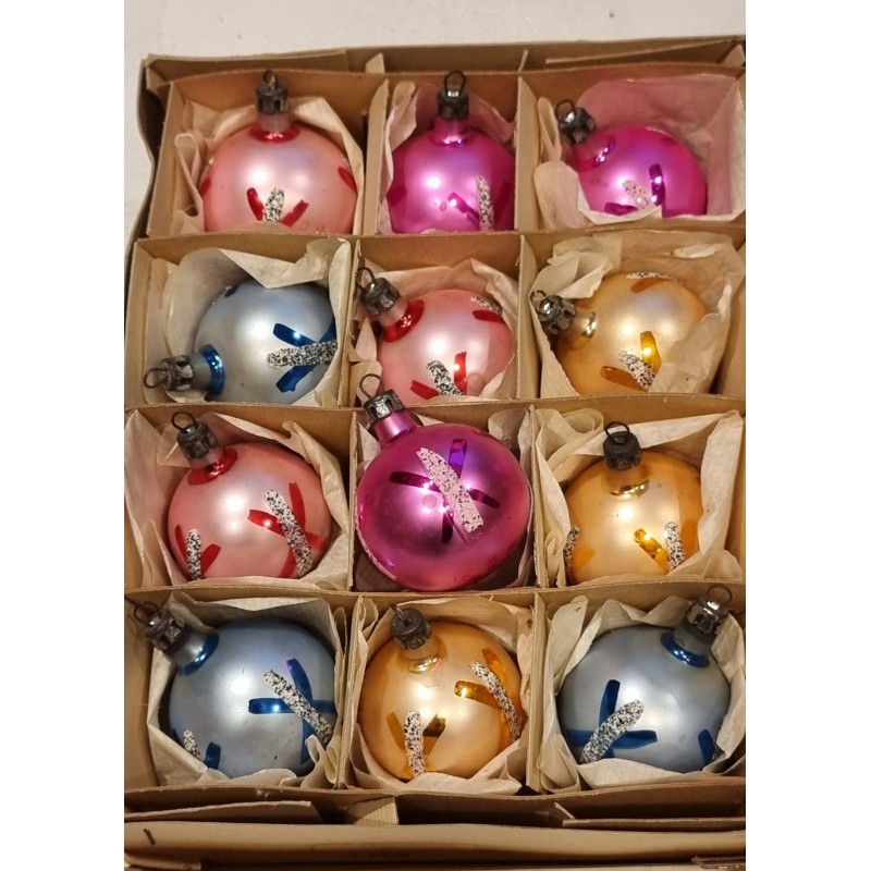Box with old glass ornaments with pattern, h: 4,5 cm.