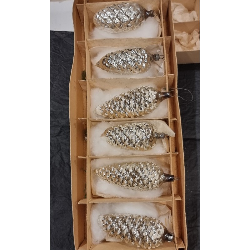 Box with tall old silver pinecones, h: 8 - 10 cm.