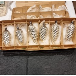 Box with tall old silver pinecones, h: 8 - 10 cm.