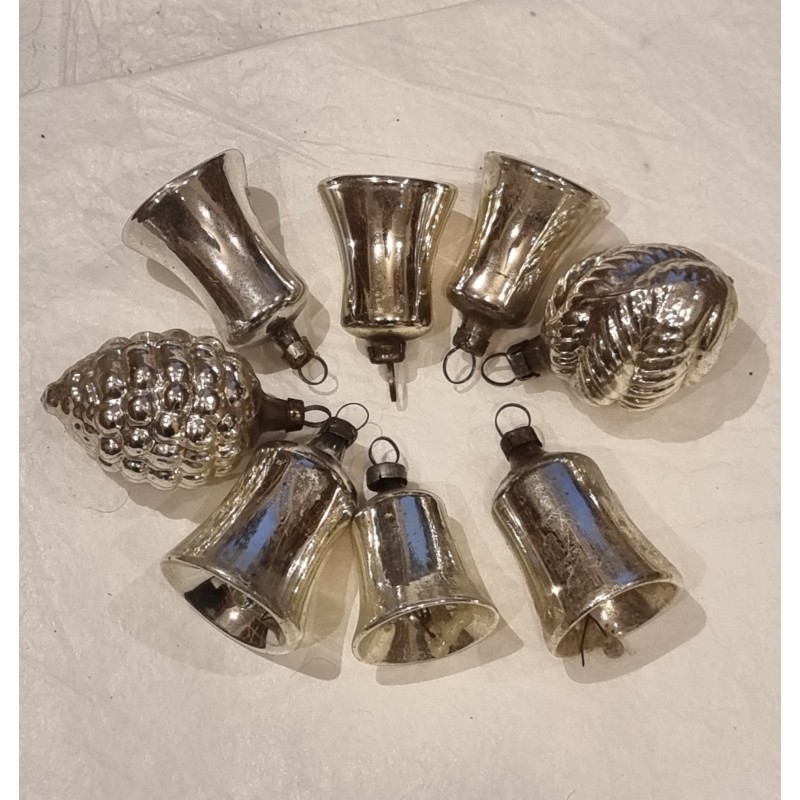 Antikt glaspynt, sølvklokker mm. jugend, h: 3,5 - 5 cm. (mindre pynt) (8 stk).