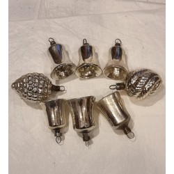Antikt glaspynt, sølvklokker mm. jugend, h: 3,5 - 5 cm. (mindre pynt) (8 stk).