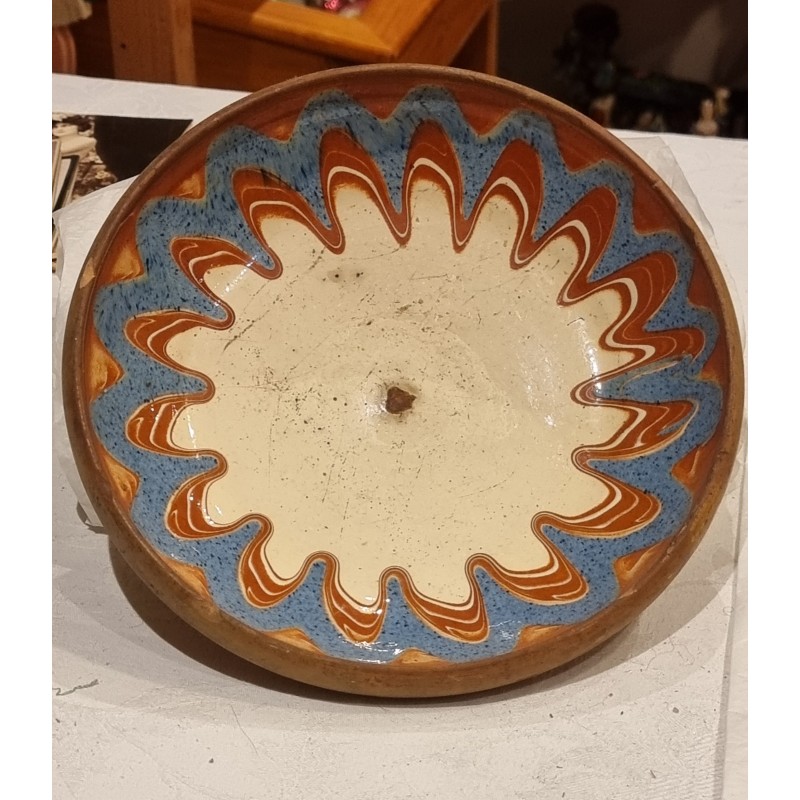 Old pottery, plate, cowhorn teknik, Ø: 21 cm.