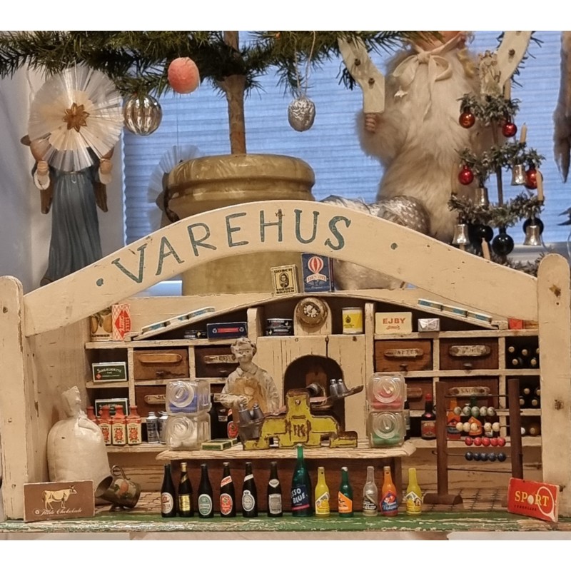 Gammelt varehus med varer mm., fængselsarbejde, mål: 42 x 23 x 22 cm.