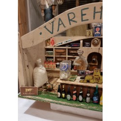 Gammelt varehus med varer mm., fængselsarbejde, mål: 42 x 23 x 22 cm.