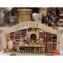 Gammelt varehus med varer mm., fængselsarbejde, mål: 42 x 23 x 22 cm.