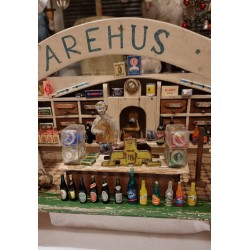 Gammelt varehus med varer mm., fængselsarbejde, mål: 42 x 23 x 22 cm.