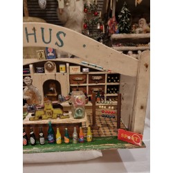 Gammelt varehus med varer mm., fængselsarbejde, mål: 42 x 23 x 22 cm.