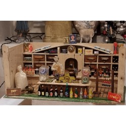 Gammelt varehus med varer mm., fængselsarbejde, mål: 42 x 23 x 22 cm.