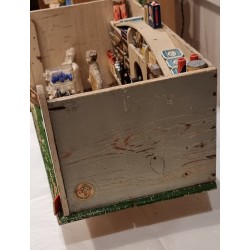 Gammelt varehus med varer mm., fængselsarbejde, mål: 42 x 23 x 22 cm.