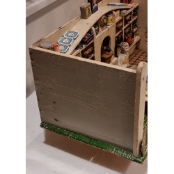 Gammelt varehus med varer mm., fængselsarbejde, mål: 42 x 23 x 22 cm.