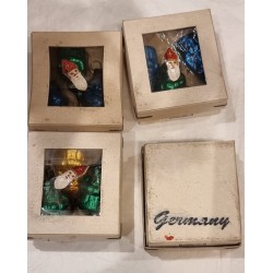 Orig. boxes (5x6cm) with small german glass Santas, h: 3,5 cm (3x).