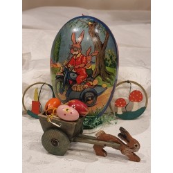 Lille antik hare med vogn i træ/æg, mål: 6 x 14 cm.