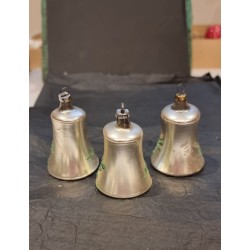 Gammelt glaspynt, sølv klokker med dekoration, h: 6 cm.