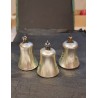 Gammelt glaspynt, sølv klokker med dekoration, h: 6 cm.