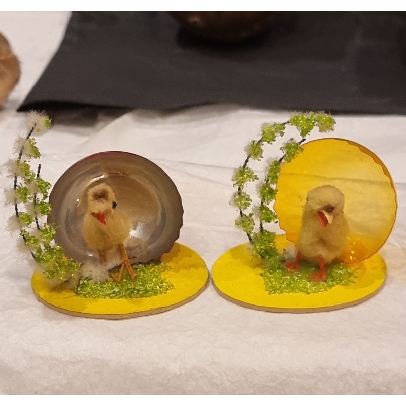 Display with old cotton wool chicken, size: 5,5 x 6 cm. (2x)