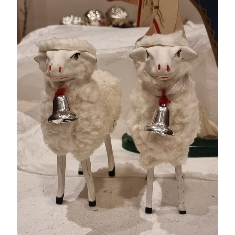 Store får med hvidt halsbånd og klokke, h: 16 cm.